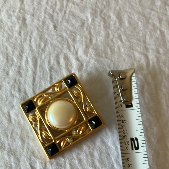 Monet: Vintage Art Deco 1.5" Faux Pearl/Black Cab Crystal Brooch - Picture 14 of 14